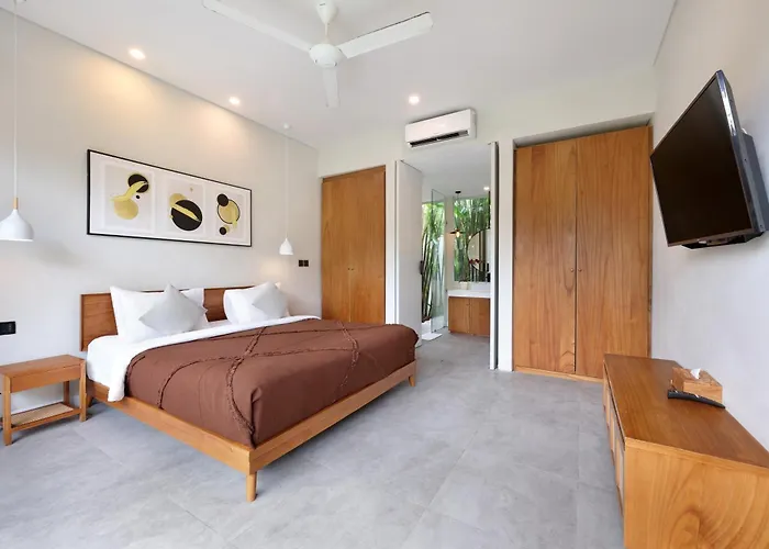 Ferienhaus Luxury 4br Pool Berawa 8-mins Walk To Canggu