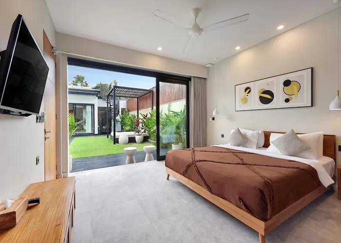 Ferienhaus Luxury 4br Pool Berawa 8-mins Walk To Canggu