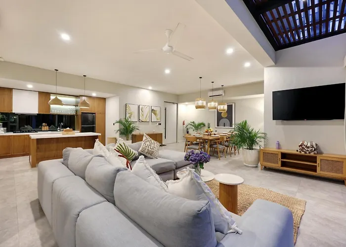 Luxury 4br Pool Berawa 8-mins Walk To * Canggu