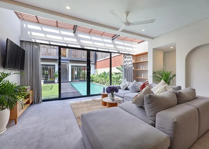 Luxury 4br Pool Berawa 8-mins Walk To * Canggu